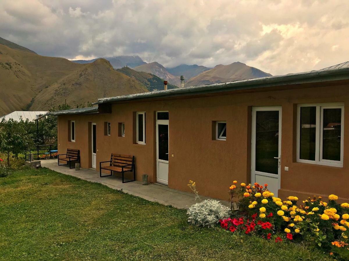 Piligrim Kazbegi Hotel Bagian luar foto