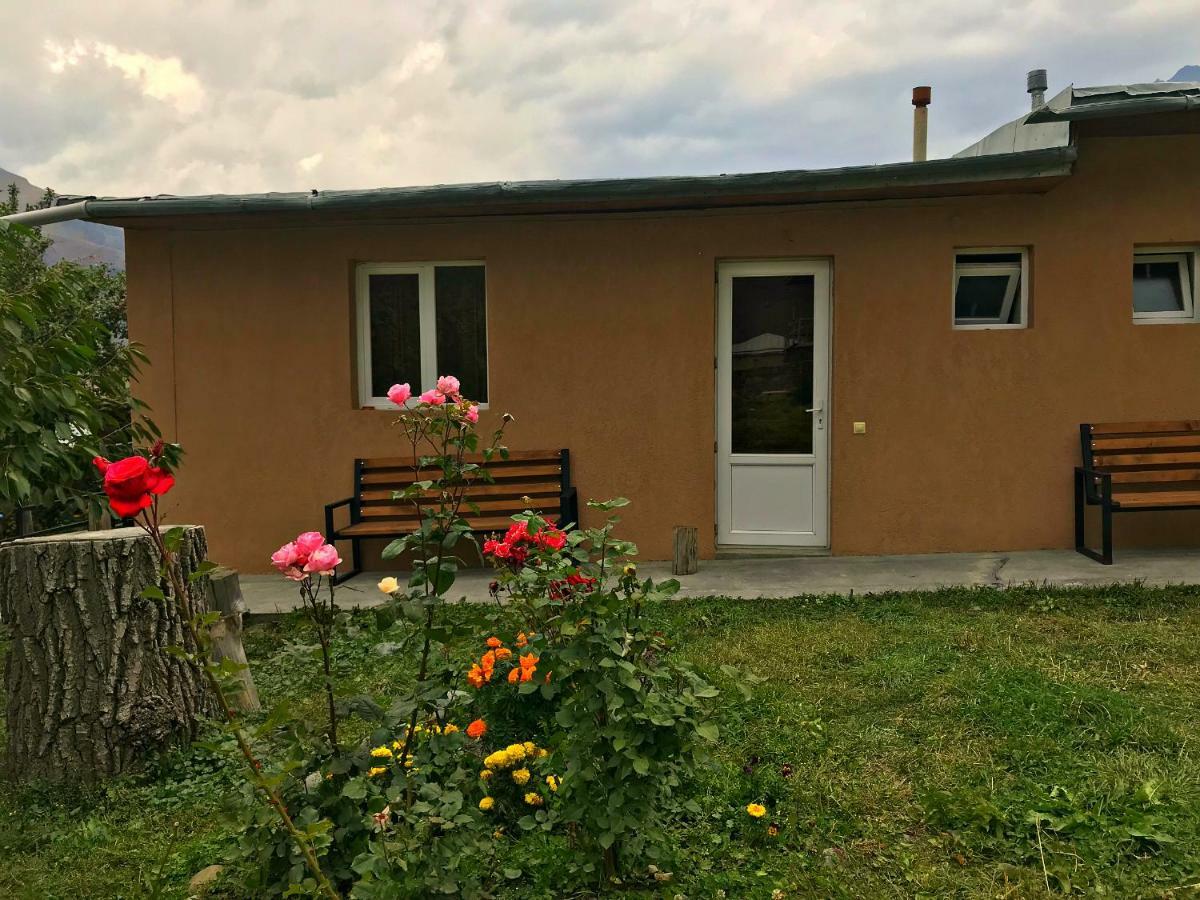 Piligrim Kazbegi Hotel Bagian luar foto