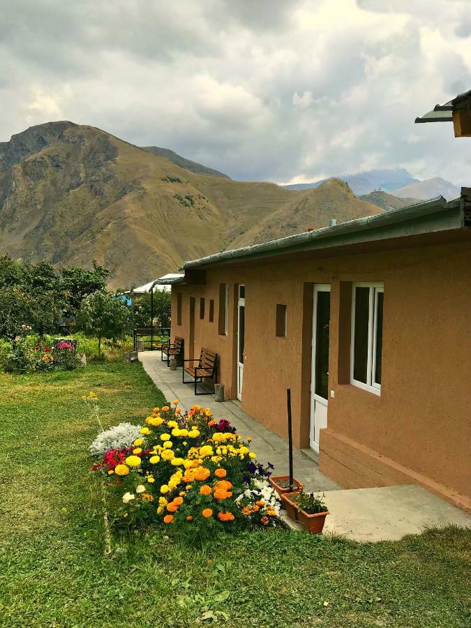 Piligrim Kazbegi Hotel Bagian luar foto